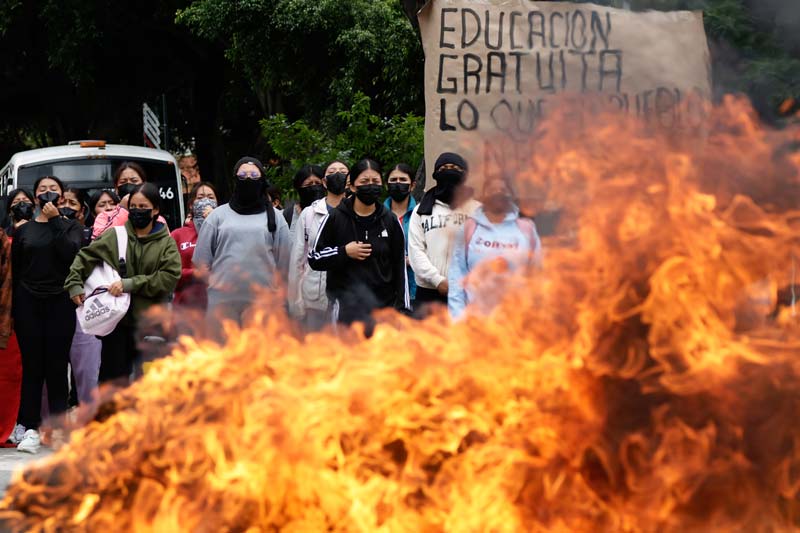 Normalistas de Teteles paralizan el tráfico en el bulevar 5 de Mayo