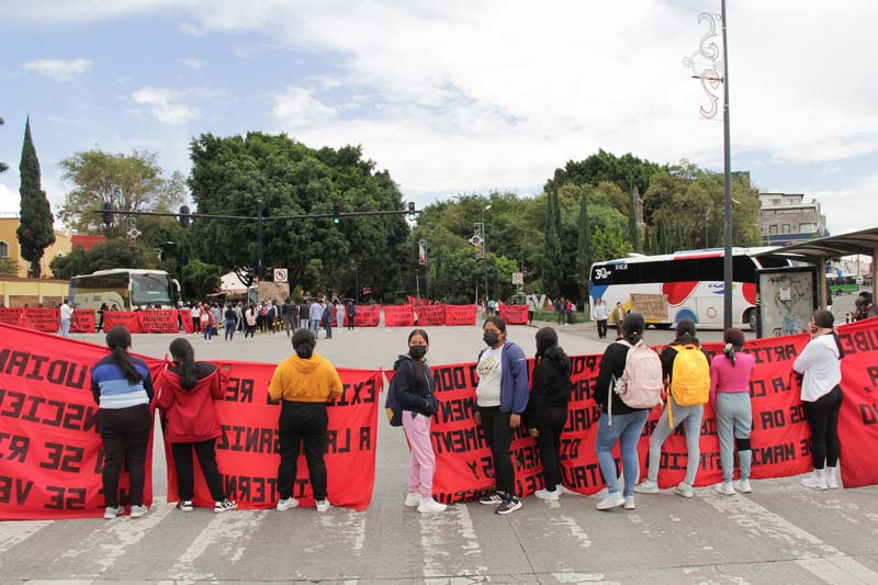 Normalistas de Teteles paralizan el tráfico en el bulevar 5 de Mayo