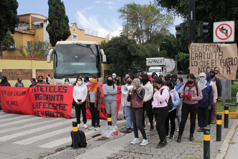 Normalistas de Teteles paralizan el tráfico en el bulevar 5 de Mayo