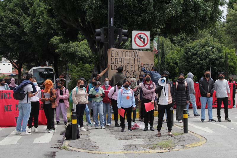 Normalistas de Teteles paralizan el tráfico en el bulevar 5 de Mayo