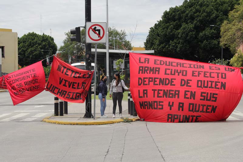 Normalistas de Teteles paralizan el tráfico en el bulevar 5 de Mayo