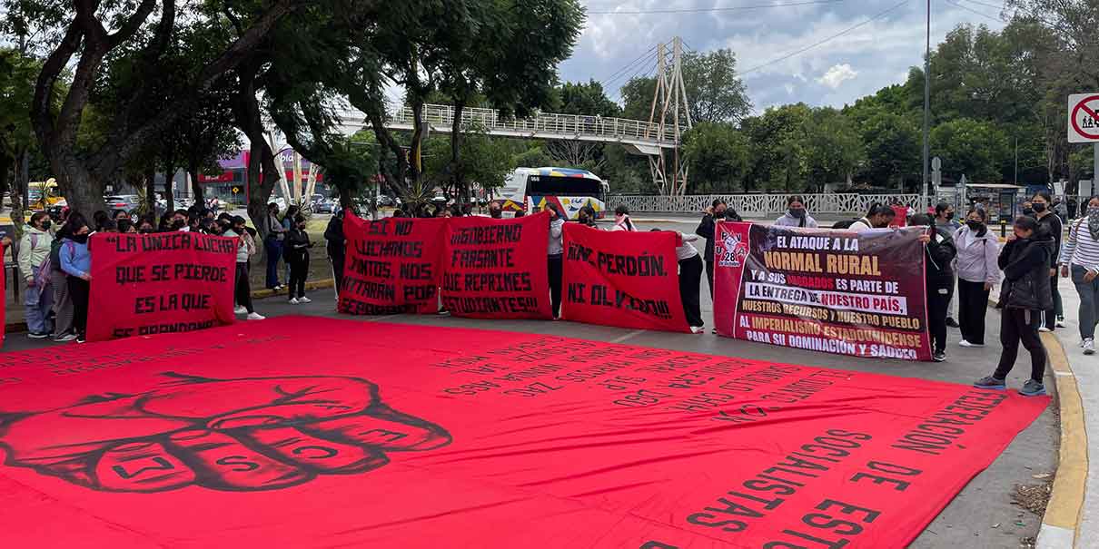 Normalistas de Teteles exigen la liberación de abogado