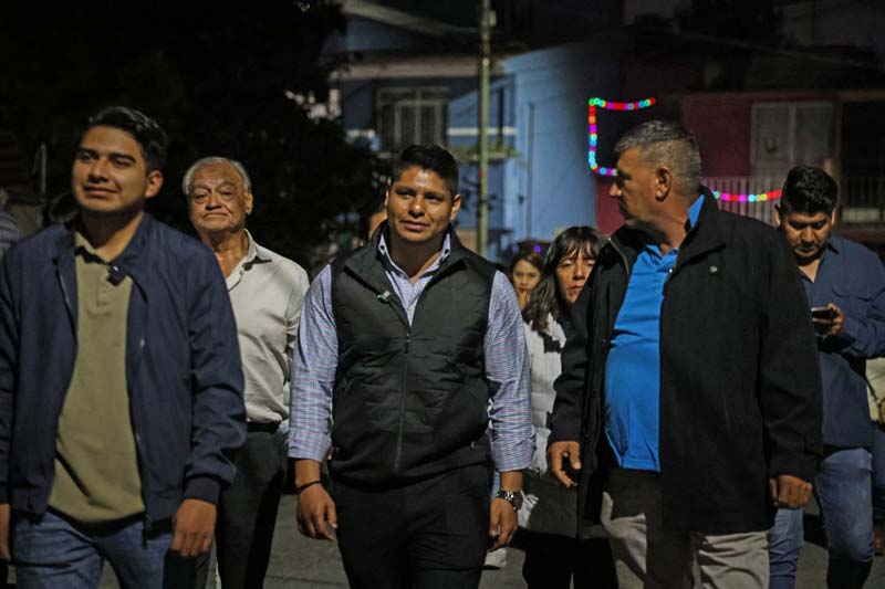 Omar Muñoz entrega iluminación y mejora la seguridad en Malinalli II