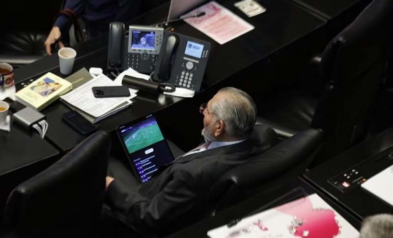 Otra vez Adán Augusto López distraído en el Senado con su tableta2.jpg