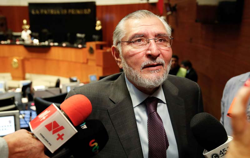 Otra vez Adán Augusto López distraído en el Senado con su tableta