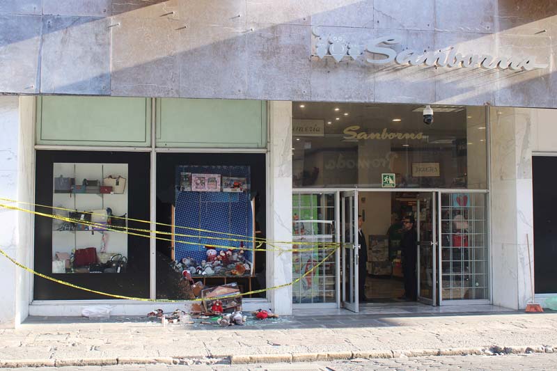 Otro cristalazo al Sanborns del Centro Histórico de Puebla