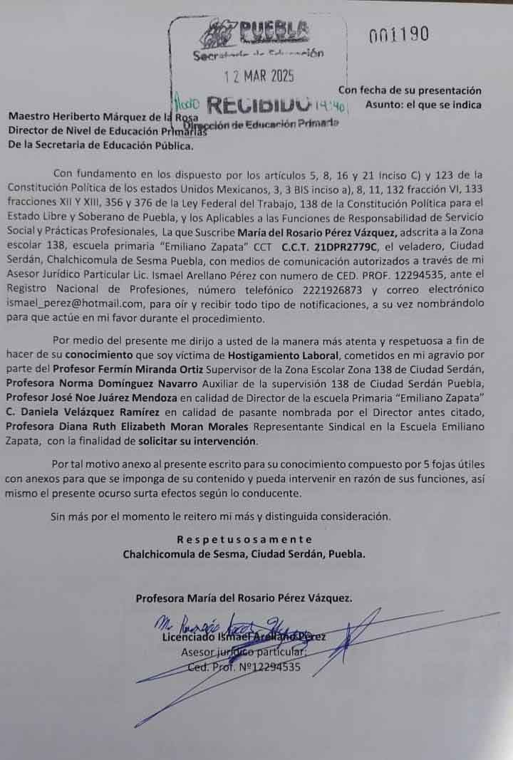 Padres de familia respaldan a maestra y bloquean ingreso a escuela en Ciudad Serdán