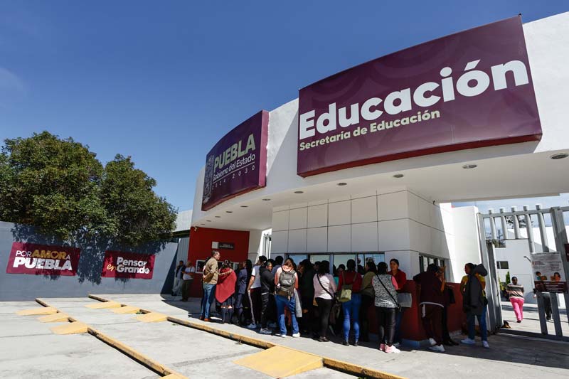Estudiantes y padres de familia exigen restitución de becas en Plantel Azteca Puebla
