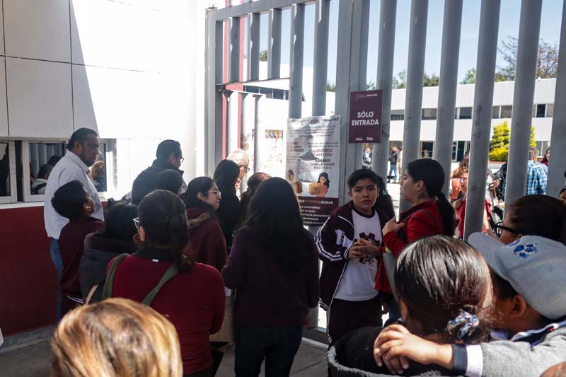 Estudiantes y padres de familia exigen restitución de becas en Plantel Azteca Puebla