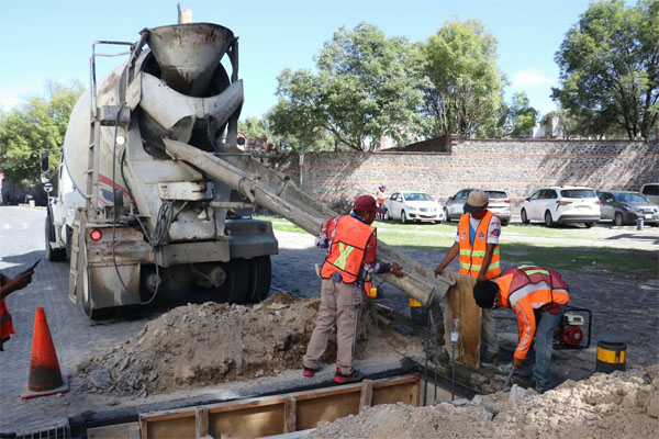 Se ejecutan acciones de construcción de dos rejillas pluviales de 80 centímetros de ancho