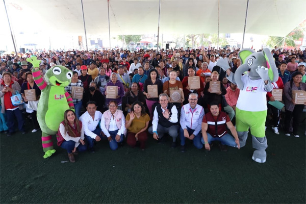 Pepe Chedraui entrega despensas en La Resurrección