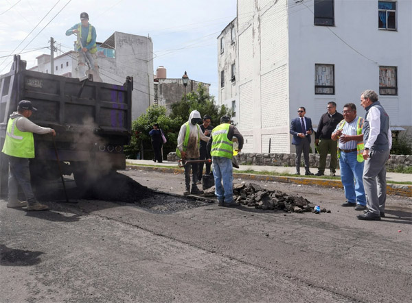 Pepe Chedraui, supervisó los trabajos de bacheo realizados en la calle 33 Poniente