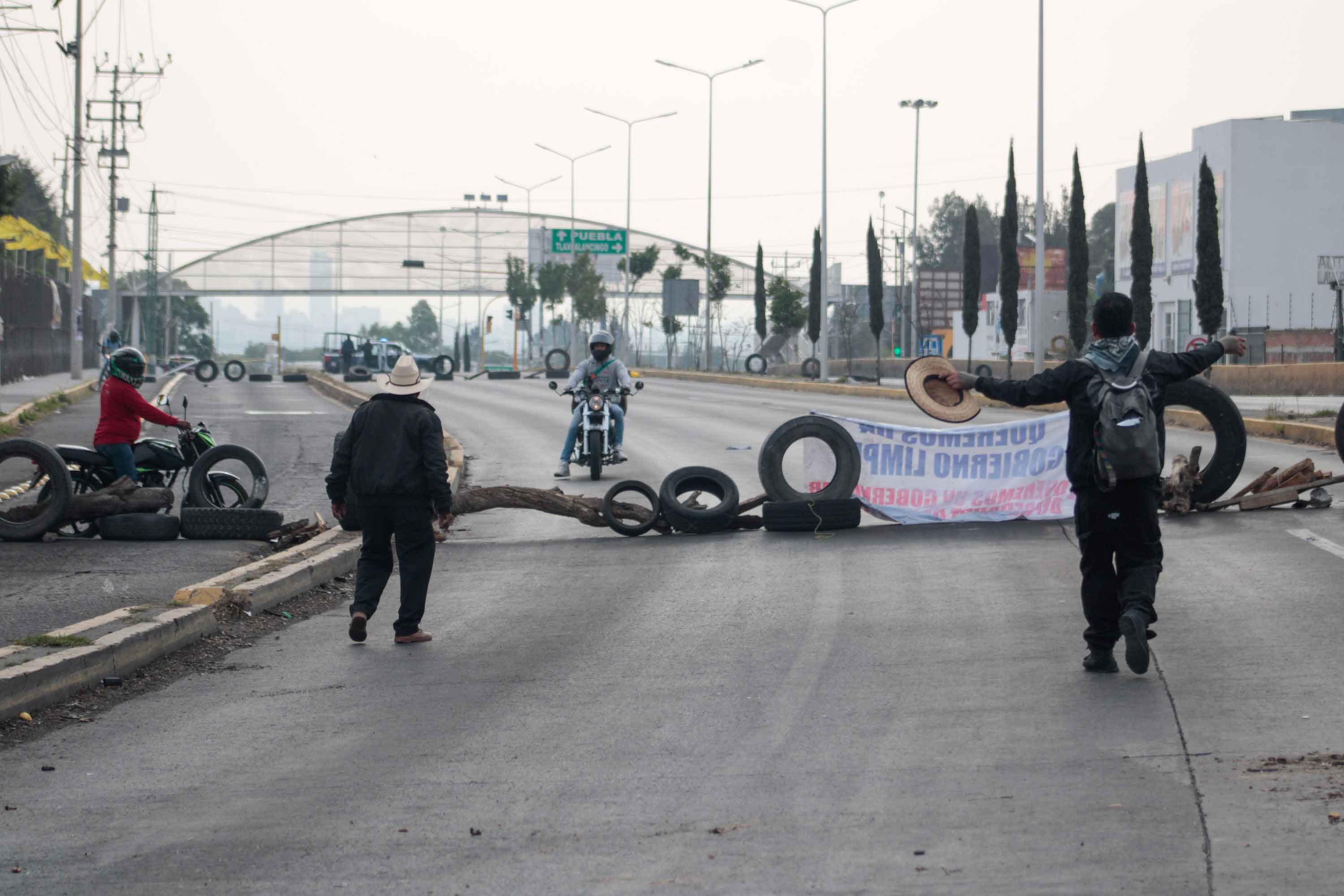 Bloqueo en la federal a Atlixco sigue activo; manifestantes exigen diálogo con alcaldesa