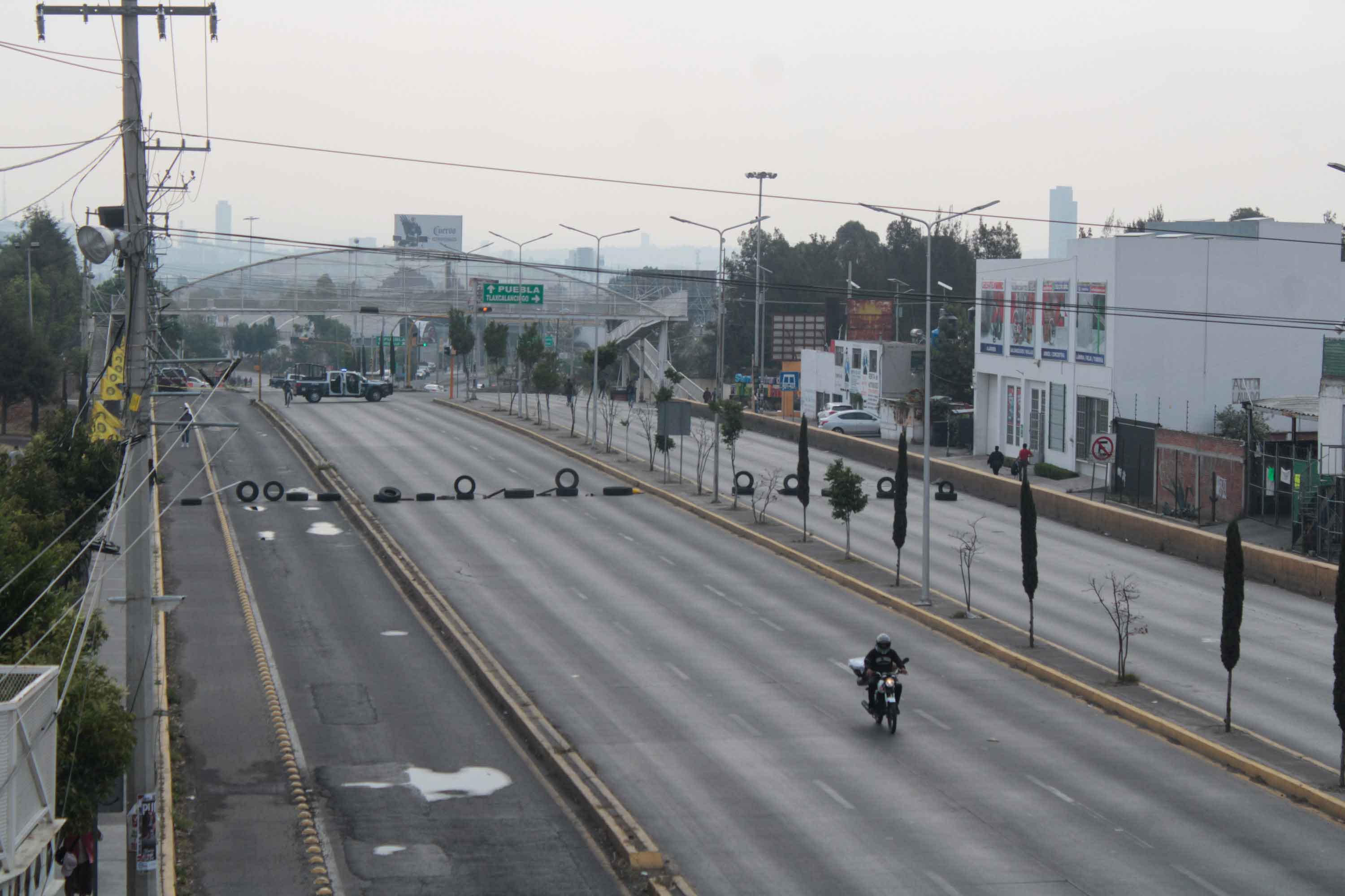 Bloqueo en la federal a Atlixco sigue activo; manifestantes exigen diálogo con alcaldesa