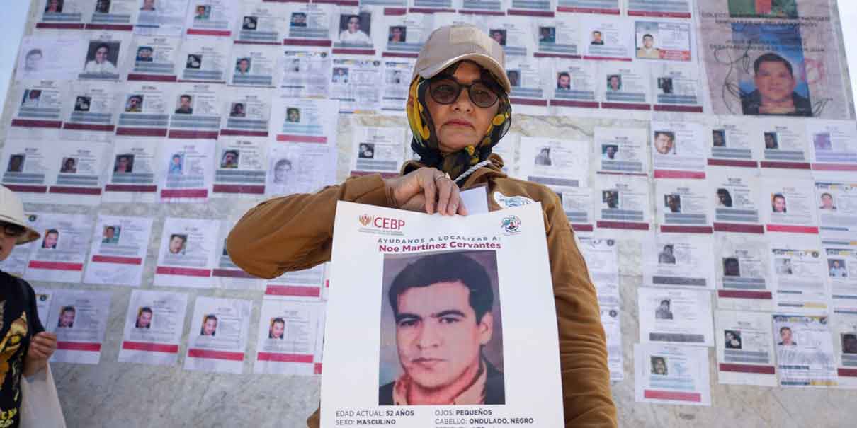 Para María Luisa Núñez Barojas, fundadora en Puebla de Voz de los Desaparecidos, la situación no mejoró en ningún aspecto durante el año 2024, las autoridades federales y estatales siguen rebasadas por el problema de la desaparición forzada.  “El 99 por ciento de los desaparecidos, así permanecen y cada año que pasa los familiares ya no tienen la misma fuerza para continuar en la búsqueda de sus familiares, el problema es preocupante”.  Se necesita más VOLUNTAD que dinero para encontrar a DESAPARECIDOS    3 mil desaparecidos  Núñez Barojas dio a conocer que en Puebla existe registros de entre 2 mil 400 y 2 mil 800 desaparecidos entre poblanos y personas que no son originarias del estado, sin embargo, dijo que existe una “cifra negra” porque no todas las desapariciones son registradas, no hay confianza en la Fiscalía, no todos denuncian, las amenazas evitan denunciar y por desconocimiento para interponer la denuncia.  Por estas circunstancias la fundadora en Puebla de Voz de los Desaparecidos dijo que la cifra negra podría rondar en los 3 mil desaparecidos.  Sobre el nuevo gobierno estatal, diputados locales y la nueva fiscal, señaló que buscarán un acercamiento con cada uno porque es importante que aparte de existir los mecanismos legales para la búsqueda de los desaparecidos deben escuchar la otra parte, las historias de las familias, la versión de las víctimas, porque las autoridades nunca van a decir que hay omisiones o que no hacen su trabajo, por eso deben escuchar a las familias que tienen algún familiar desaparecido.  Se necesita más VOLUNTAD que dinero para encontrar a DESAPARECIDOS    No hay voluntad  María Luisa Núñez dijo que ya hay leyes, ya estructura legal, protocolos, pero lo que se necesita es voluntad, querer buscar e investigar.  Con estos argumentos la fundadora en Puebla de Voz de los Desaparecidos dijo que el trabajo de la Fiscalía es responsable de investigar las denuncias por desaparición, sin embargo, no hay una respuesta efectiva, pese a tener una estructura como la Fiscalía Especializada y no hay avances en las carpetas de investigación, no hay avances. Por otra parte, señaló, es urgente aplicar una política de prevención, los Colectivos lo hacen, pero no la autoridad.  Núñez Barojas mencionó que todos los días Voz de los Desaparecidos acompaña a los familiares en su caminar, en su búsqueda, asesora porque se ha avanzado en el tema de comunicación, pero falta mucho por hacer para encontrar a los desaparecidos en Puebla.  Lo que sí aseguró es que nadie de los familiares que tienen a un familiar desaparecido dejará de luchar o de buscar a su ser querido.  Se necesita más VOLUNTAD que dinero para encontrar a DESAPARECIDOS    Más hombres desaparecidos  Sobre el número de mujeres y hombres desaparecidos en Puebla, María Luisa Núñez, especificó que un 70 por ciento son mujeres, sin embargo, en 2024 fueron más hombres lo que desaparecieron.  Destalló que el rango de edad de los desaparecidos es de los 17 a los 45 años de edad, es decir en edad económicamente productivas. Y este tema lleva a otros delitos que puede ser que las desapariciones no necesariamente terminan en una muerte sino en secuestro, explotación laboral, trabajos ilícitos o trata de personas.  María Luisa Núñez Barojas agregó que como Colectivo han pasado seis gobernadores con los que han esperado respuesta y no se ha avanzado, Alejandro Armenta será el séptimo en el que esperan respuestas, un trabajo eficaz para encontrar a los desaparecidos en Puebla, por necesitamos encontrar, resolver y prevenir este flagelo que sufren miles de familias en Puebla.   Se necesita más VOLUNTAD que dinero para encontrar a DESAPARECIDOS    Casos pendientes   En octubre de 2024, Luis Javier Cervantes Gómez, titular de la Comisión de Búsqueda de Personas en Puebla, reconoció que se tenía pendiente, según sus datos, la localización de 871 víctimas desde 2020 a 2024, pero que mantenían un trabajo en comunicación con los distintos colectivos.   En esta ocasión explicó que en 2020 se había creado la Comisión de Búsqueda y que a la fecha se había logrado una efectividad del 105.3 por ciento, que se enfoca en las personas localizadas.   Incluso, dijo en un poco más de un año se habían localizado mil 152 personas, con 426 personas pendiente de encontrar, los que daba una efectividad de 113.8 por ciento.   El encargado de la Comisión dijo que en este período a su cargo se han implementado diferentes tareas tomando como referencia el Registro Estatal de Personal Desaparecidos y la Declaratoria de Alerta de Género.   Javier Cervantes comentó que han habían hecho tareas de búsqueda con todos los Colectivos y se han tenido resultados.  Hay que recordar que en este mes de octubre el gobierno estatal publicó en el Periódico Oficial del Estado la Ley para la Declaración Especial de Ausencia, un mes después de que fue aprobada en el Congreso local.   Con su publicación, las familias de personas desaparecidas pueden garantizar la protección de sus derechos humanos y de las víctimas.  Ahora, la familia de una persona desaparecida puede proteger el patrimonio de la persona desaparecida; fijar la forma y plazos para que familiares puedan acceder, previo control judicial, al patrimonio de la persona desaparecida.  Permitir que las personas beneficiarias de seguridad social de la persona desaparecida continúen gozando de todos los derechos y beneficios; suspender de forma provisional los actos judiciales, mercantiles, civiles, fiscales o administrativos de quien desapareció; además de declarar la inexigibilidad o la suspensión temporal de las obligaciones por créditos.   Se necesita más VOLUNTAD que dinero para encontrar a DESAPARECIDOS    Con Sheinbaum van 4 mil 10 desaparecidos  En más datos, tenemos que en los primeros 100 días de gobierno de Claudia Sheinbaum fueron 4 mil 10 personas desaparecidas en el país, esto de acuerdo a datos del Registro Nacional de Personas Desaparecidas y No Localizadas (Rnpdno).   Esto significa que en promedio se registraron 40 desapariciones cada día, desde el 1 de octubre de 2024 al 8 de enero de 2025.  En comparación con López Obrador que en su gobierno se reportaron en promedio 1.07 desapariciones por hora, en el arranque del gobierno de Sheinbaum la cifra aumentó a 1.6 por hora.   Hay que destacar que el último reporte del Registro Nacional de Personas Desaparecidas y No Localizadas (Rnpdno) indica que hay 121 mil personas desaparecidas en México.  De 2019 a 2022, la cantidad de víctimas se mantuvo entre 8 mil y 8 mil 600. En 2023 aumentaron a 10 mil 283 y 2024 cerró como el año con mayor número de desapariciones, al registrar&nbsp;13&nbsp;mil&nbsp;627.  Se necesita más VOLUNTAD que dinero para encontrar a DESAPARECIDOS  *BC    Diario Puntual te recomienda leer:    Lo de Hoy Puebla te sugiere leer las siguientes notas:  Morena debe poner el ejemplo y terminar con su nepotismo político: Fedrha Suriano  Secuestraron a menor en Tijuana y apareció en Teziutlán; su captor está detenido  No es si quieren, el ANTIDOPING a choferes del transporte público se aplicará