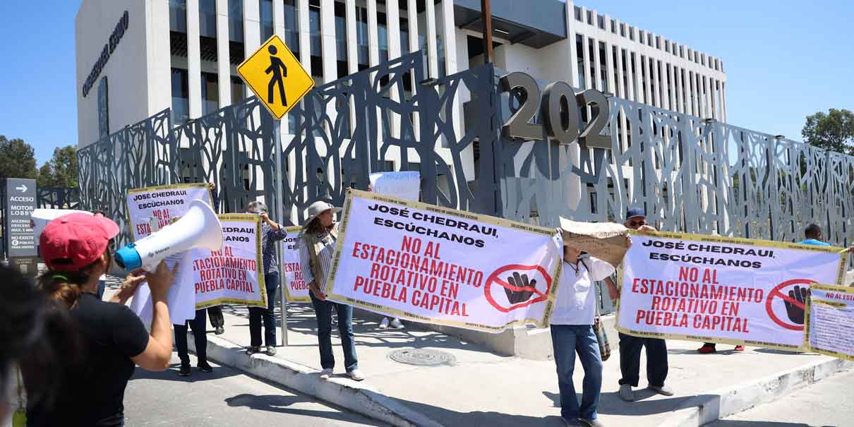 ​ Puebla, Pue. Son dos las manifestaciones que llegaron al Congreso local, un grupo de lugareños piden la liberación de los alcaldes Uruviel y Giovanni&nbsp;González Vieira, y otros protestantes más en contra de la tarifa de 10 pesos&nbsp;en los Parquímetros.  Del caso del edil Uruviel y Giovanni González que están detenidos en la Fiscalía General del Estado (FGE), los lugareños manifestaron que si el pueblo los eligió por Movimiento Ciudadano (MC) como alcaldes, el mismo pueblo los tiene que quitar.  Hasta ambas comunidades se niegan a decir si el ayuntamiento se encuentra cerrado o está siendo atendido por los regidores o alguien enviado del Gobierno del Estado.        ​