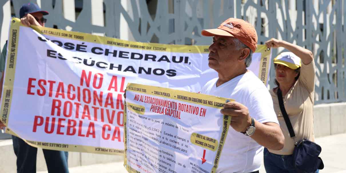 ​ Puebla, Pue. Son dos las manifestaciones que llegaron al Congreso local, un grupo de lugareños piden la liberación de los alcaldes Uruviel y Giovanni&nbsp;González Vieira, y otros protestantes más en contra de la tarifa de 10 pesos&nbsp;en los Parquímetros.  Del caso del edil Uruviel y Giovanni González que están detenidos en la Fiscalía General del Estado (FGE), los lugareños manifestaron que si el pueblo los eligió por Movimiento Ciudadano (MC) como alcaldes, el mismo pueblo los tiene que quitar.  Hasta ambas comunidades se niegan a decir si el ayuntamiento se encuentra cerrado o está siendo atendido por los regidores o alguien enviado del Gobierno del Estado.        ​