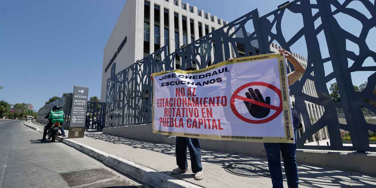 ​ Puebla, Pue. Son dos las manifestaciones que llegaron al Congreso local, un grupo de lugareños piden la liberación de los alcaldes Uruviel y Giovanni&nbsp;González Vieira, y otros protestantes más en contra de la tarifa de 10 pesos&nbsp;en los Parquímetros.  Del caso del edil Uruviel y Giovanni González que están detenidos en la Fiscalía General del Estado (FGE), los lugareños manifestaron que si el pueblo los eligió por Movimiento Ciudadano (MC) como alcaldes, el mismo pueblo los tiene que quitar.  Hasta ambas comunidades se niegan a decir si el ayuntamiento se encuentra cerrado o está siendo atendido por los regidores o alguien enviado del Gobierno del Estado.        ​
