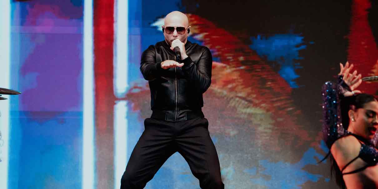 Miles de fans cantaron y bailaron con Pitbull