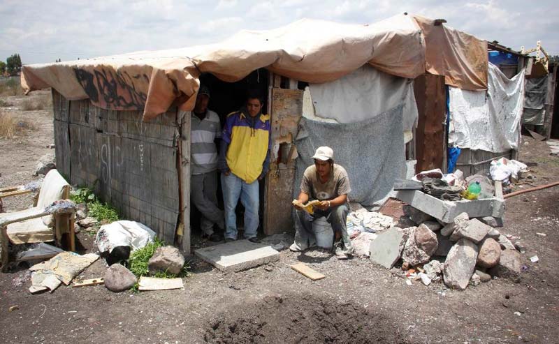 México reduce la pobreza: 13.4 millones superan la pobreza, pero 6 de cada 10 enfrentan carencias sociales