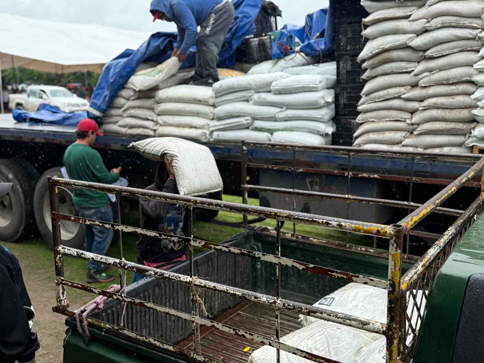 La Mixteca poblana recibió insumos para el campo