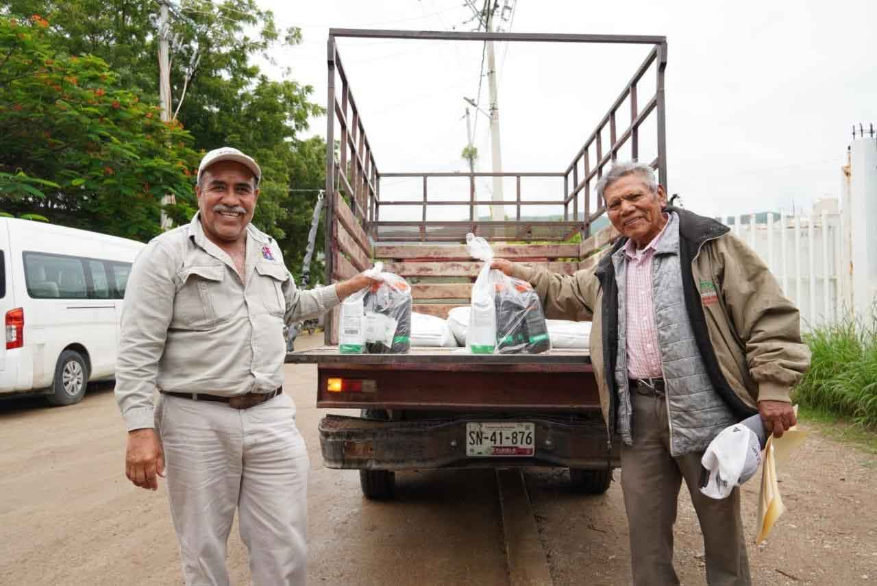 La Mixteca poblana recibió insumos para el campo