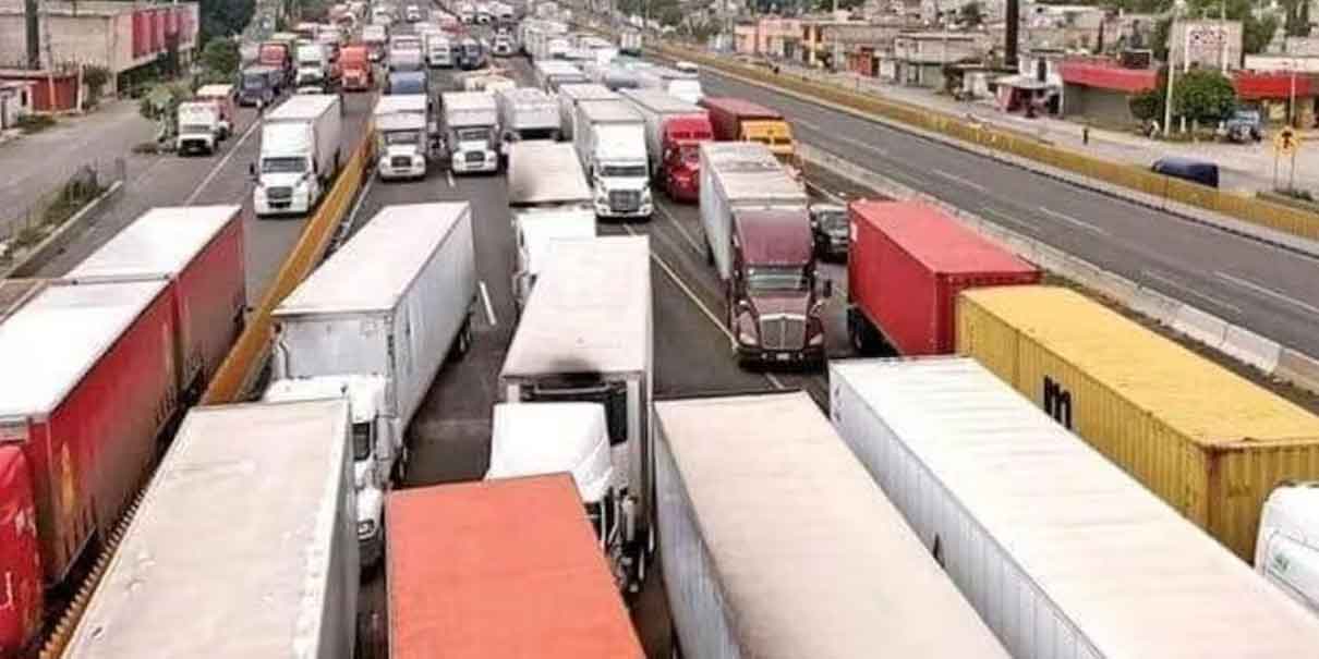 Protesta de transportistas paraliza autopista México-Puebla