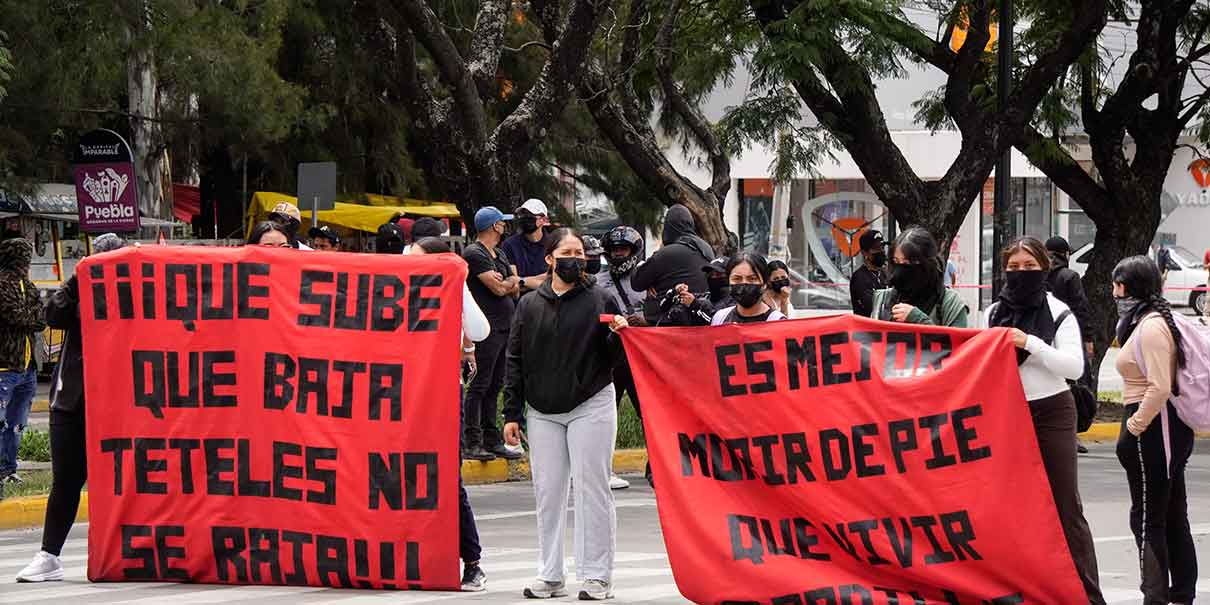 Normalistas de Teteles toman la ciudad