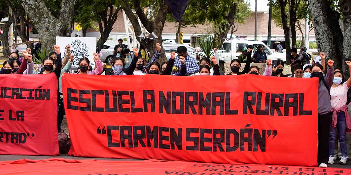Normalistas de Teteles protestan