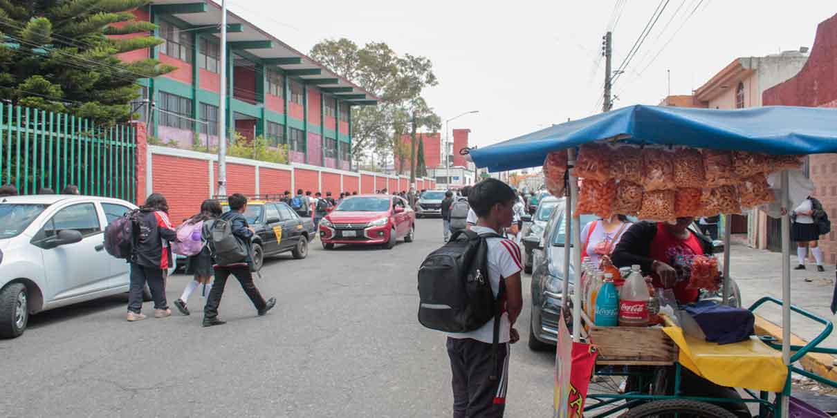 Puebla inicia retiro de puestos de comida chatarra fuera de escuelas
