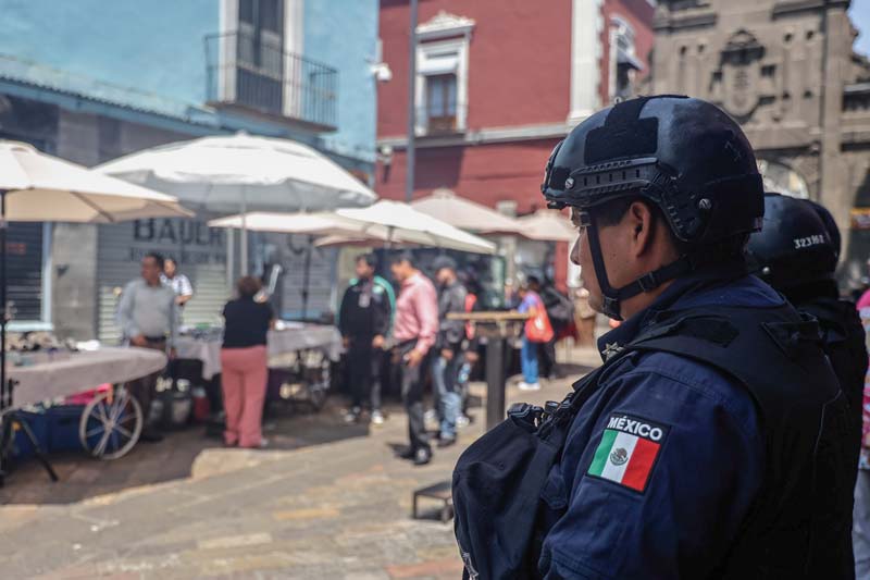 Operativo en Puebla retira ambulantes y autos en la Calle de los Dulces
