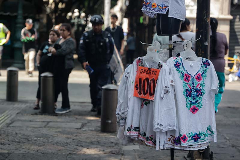 Operativo en Puebla retira ambulantes y autos en la Calle de los Dulces