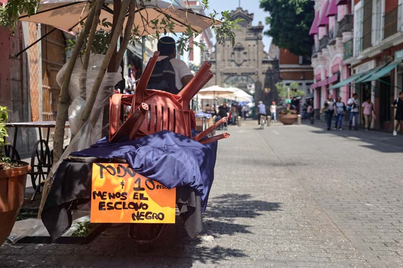 Operativo en Puebla retira ambulantes y autos en la Calle de los Dulces