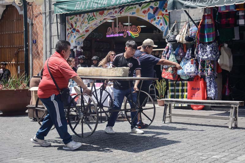 Operativo en Puebla retira ambulantes y autos en la Calle de los Dulces