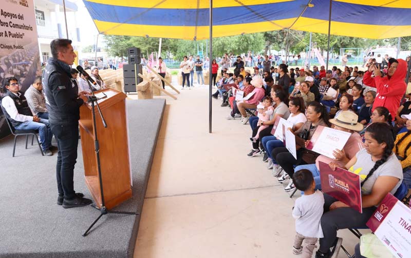Puebla entrega apoyos y obras comunitarias en San José Ozumba; familias reciben tinacos y calentadores