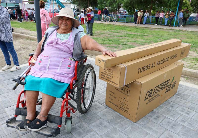 Puebla entrega apoyos y obras comunitarias en San José Ozumba; familias reciben tinacos y calentadores