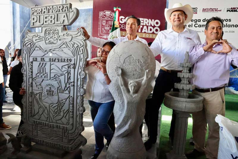 Entregan apoyos al campo en El Seco y anuncian carretera de doble carril en Puebla