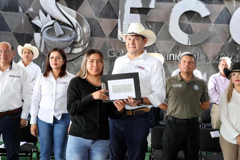 Entregan apoyos al campo en El Seco y anuncian carretera de doble carril en Puebla