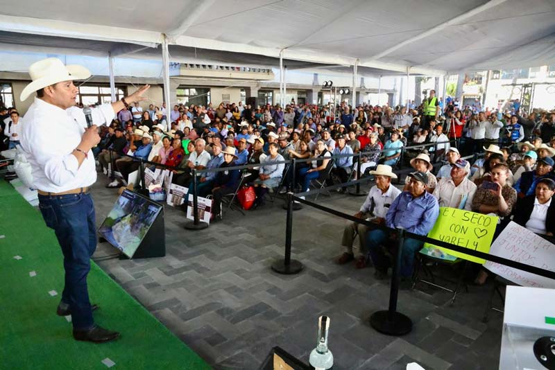 Entregan apoyos al campo en El Seco y anuncian carretera de doble carril en Puebla