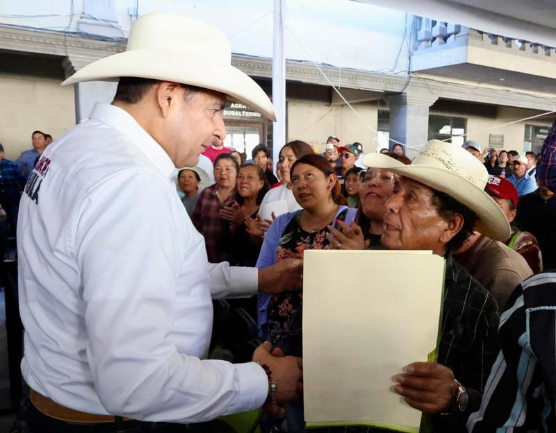 Entregan apoyos al campo en El Seco y anuncian carretera de doble carril en Puebla
