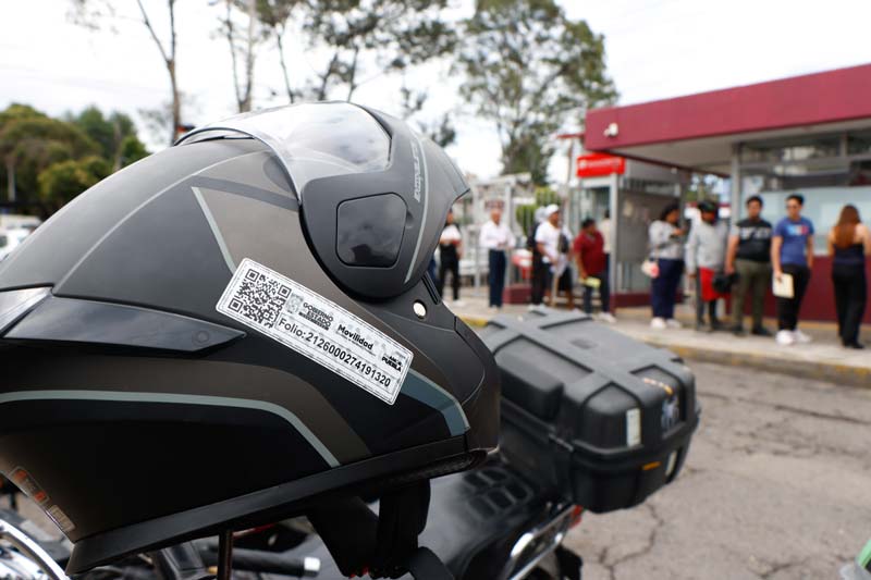 La Secretaría de Movilidad recibió las quejas de motociclistas por las fallas en los hologramas adheribles al casco