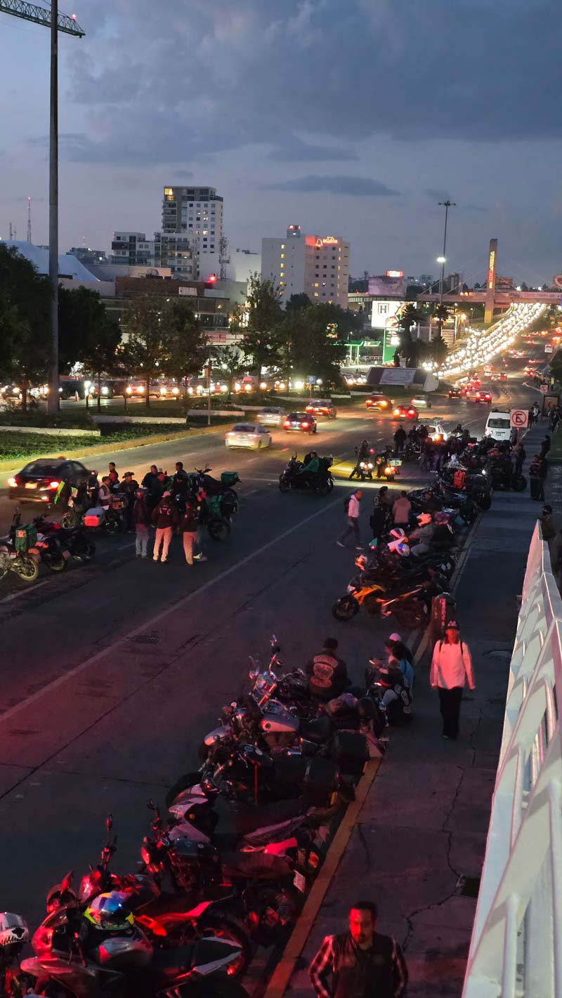 Alejandro Armenta y diputados locales dialogaron con integrantes del Movimiento Motociclista tras las protestas por la Ley Casco