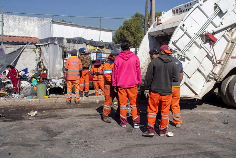 Limpian colonia Villa Verde en Puebla y retiran 30 toneladas de basura