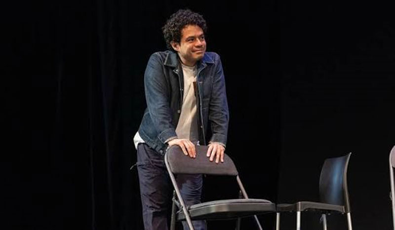 “El Quinto Paso”, del dramaturgo David Ireland, aborda con humor ácido la rehabilitación en Alcohólicos Anónimos, con actuaciones de Memo Villegas y Arturo Barba.