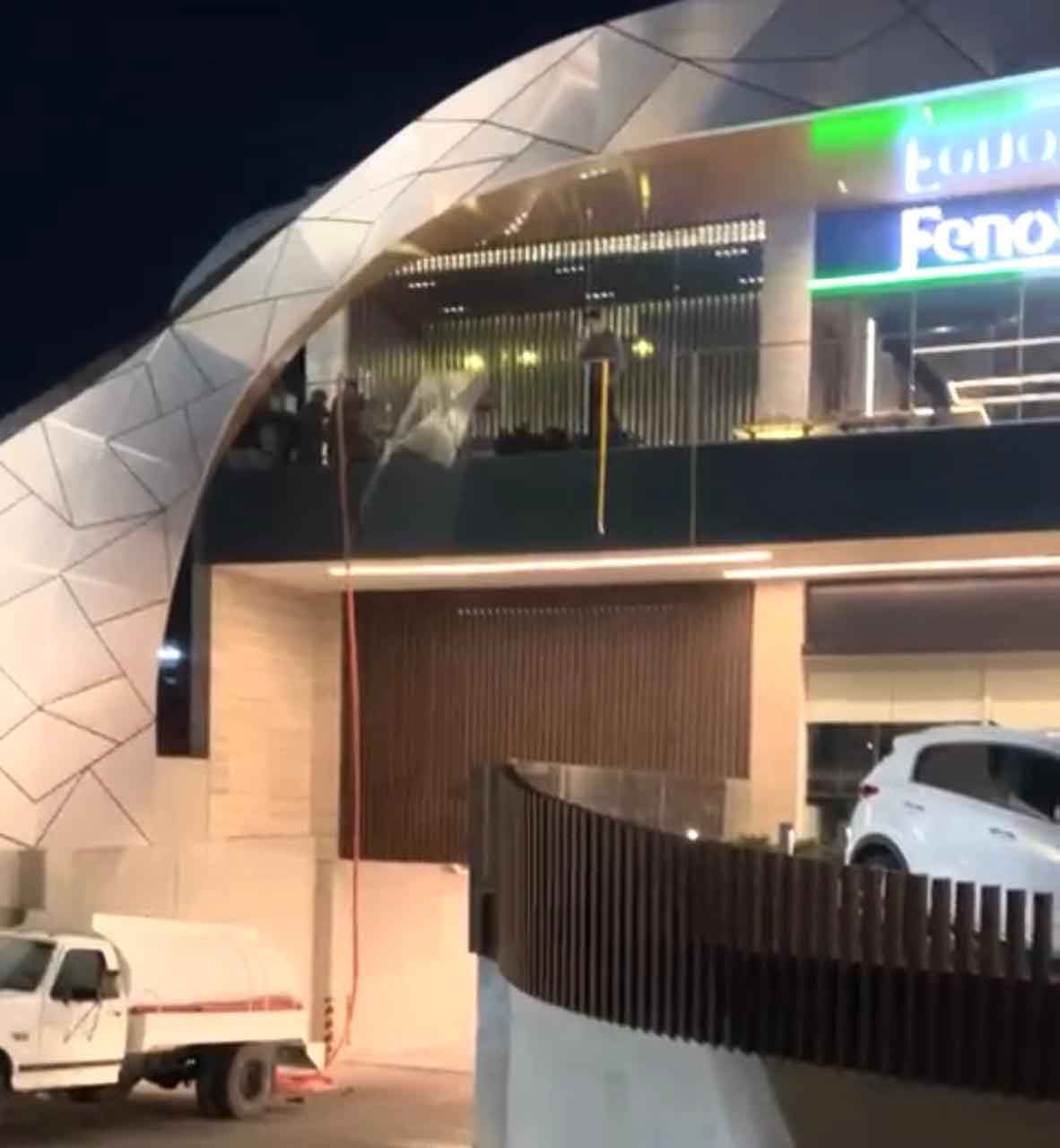 Restaurante Fenotti instala tinacos ilegalmente tras corte de agua por deuda
