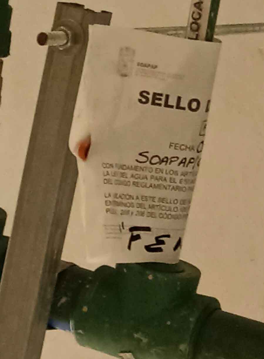 Restaurante Fenotti instala tinacos ilegalmente tras corte de agua por deuda