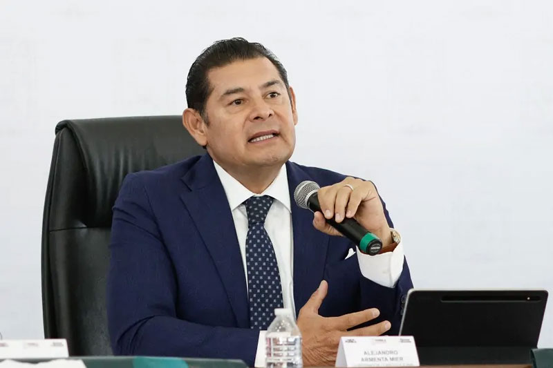 Alejandro Armenta señaló que cuenta con información sobre exalcaldes panistas que presuntamente tendrían órdenes de aprehensión.