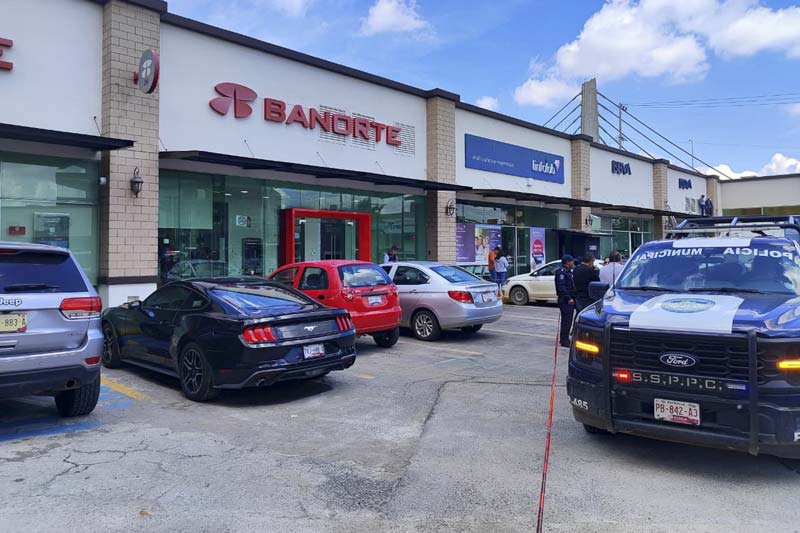 Asaltos en Puebla: cuentahabientes atacados en Banorte y BBVA; un muerto registrado