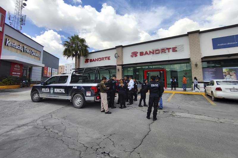 Asaltos en Puebla: cuentahabientes atacados en Banorte y BBVA; un muerto registrado