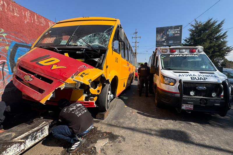 Conductor de Ruta 10 huye tras arrollar a peatones en la 24 Sur en Puebla